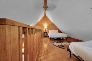 Ένα ή περισσότερα κρεβάτια σε δωμάτιο στο Cozy Log Cabin Retreat in Tennessee +48 φωτογραφίες