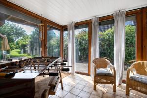 a large room with a large game table and chairs at Alfreds Landidyll in Weddingstedt
