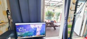 TV a/nebo společenská místnost v ubytování Jun Live Pension in Gangwha
