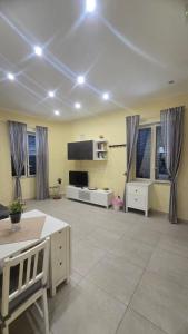 uma grande sala de estar com um sofá e uma mesa em Casetta Delia em Palermo