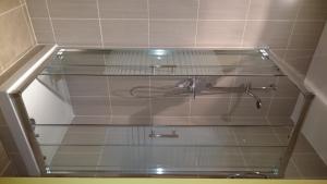 een douche met een glazen plank in de badkamer bij Le Miracle in Lédenon
