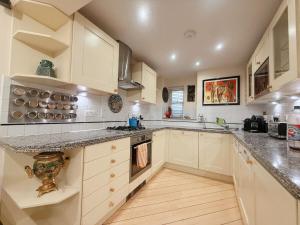 Кухня или мини-кухня в Elegant 4-Story Townhouse Near Victoria Station
