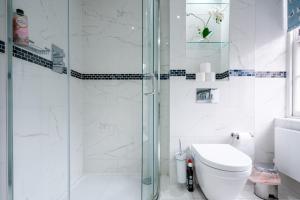 Ванная комната в Elegant 4-Story Townhouse Near Victoria Station +28 фотографий