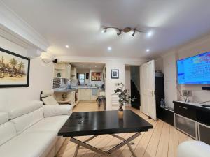 Телевизор и/или развлекательный центр в Elegant 4-Story Townhouse Near Victoria Station