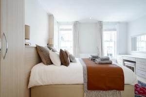 Кровать или кровати в номере Elegant 4-Story Townhouse Near Victoria Station