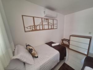a small bedroom with a bed and a window at Apartamento luxo, pertinho do Mar e lazer maravilhoso in Vila Velha +61 photos