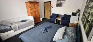 1 dormitorio con 1 cama y sillas azules en Orbis, en Praga