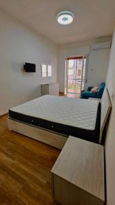 ein Schlafzimmer mit einem großen Bett und einer Couch in der Unterkunft Appartamento "Maruzzella" in Agropoli + 3 Fotos