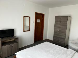 Un pat sau paturi într-o cameră la Casa Amaradia