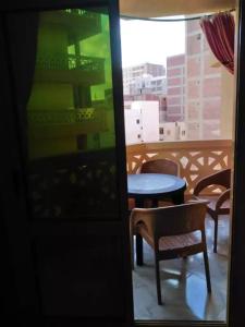una stanza con tavolo, sedie e balcone di مرسى مطروح العوام a Marsa Matruh