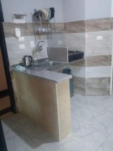 una cucina con lavello e fornello di مرسى مطروح العوام a Marsa Matruh