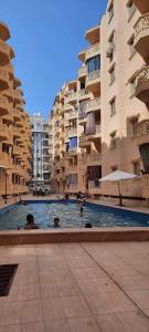 un gruppo di persone in una piscina in un edificio di مرسى مطروح العوام a Marsa Matruh