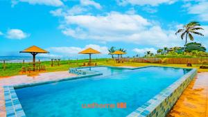 Swimmingpoolen hos eller tæt på Casa em Entre Rios com Piscina Beira-Mar + 40 billeder