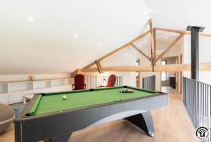 ein Wohnzimmer mit einem Billardtisch darin in der Unterkunft Les amandiers du casteras in Saint-Clar-de-Rivière
