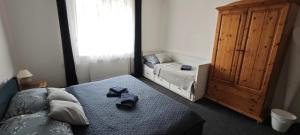 Un dormitorio con una cama con toallas. en Orbis, en Praga