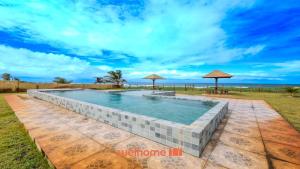 Swimmingpoolen hos eller tæt på Casa em Entre Rios com Piscina Beira-Mar