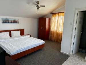 Un pat sau paturi într-o cameră la Casa Amaradia