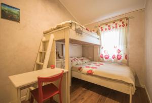 Dormitorio infantil con litera y escritorio en Villa Maslina, a charming and private villa 15 km from the sea, en Pićan 22 fotos más