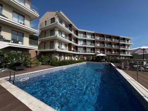 Bazén v ubytování Apartments Zevs Kavac nebo v jeho okolí