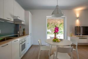Η κουζίνα ή μικρή κουζίνα στο I Giardini di Athena- Athena Resort