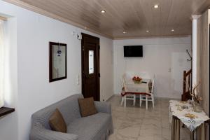 una sala de estar con un sofá y una mesa en Ouranias house, en Kokkari