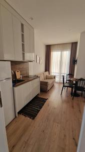 una cucina e un soggiorno con divano e tavolo di JD villa a Vlorë