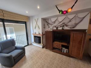a living room with a couch and a television at Bravaholidays-202, Centro, AA, Wifi in Blanes