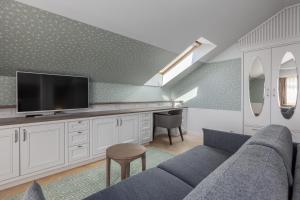 TV a/nebo společenská místnost v ubytování Roze Boutique Hotel