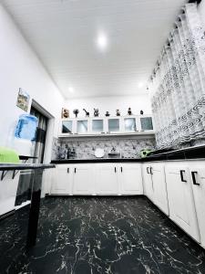 Kuchyň nebo kuchyňský kout v ubytování Azure Stay
