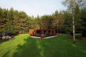 Zahrada ubytování Roheluse metsamaja with hot tub and sauna