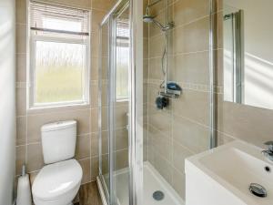 a bathroom with a toilet and a shower and a sink at 2 bed in Bridlington 79429 in Sewerby +7 photos