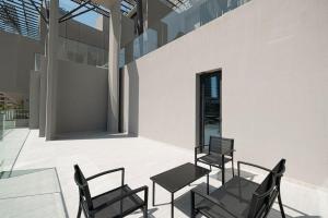 Imagen de la galería de Studio with Balcony and Coworking Space in The Autograph JVC, en Dubái