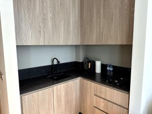 Una cocina o zona de cocina en Studio with Balcony and Coworking Space in The Autograph JVC