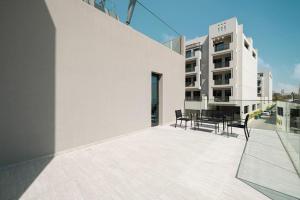 Un balcón o terraza de Studio with Balcony and Coworking Space in The Autograph JVC