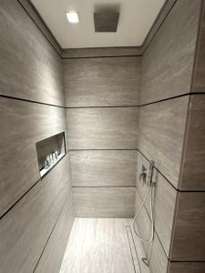 Un baño de Studio with Balcony and Coworking Space in The Autograph JVC