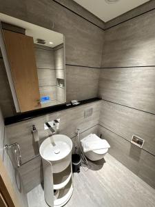 Un baño de Studio with Balcony and Coworking Space in The Autograph JVC