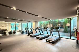 Gimnasio o instalaciones de fitness de Studio with Balcony and Coworking Space in The Autograph JVC