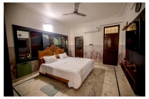 a bedroom with a white bed in a room at Brijwasi Bhawan in Udaipur