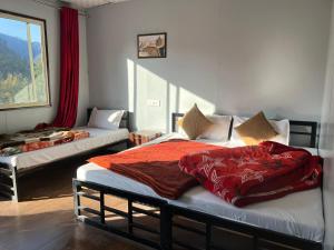 Postel nebo postele na pokoji v ubytování Wacky Woods Resort Shivpuri