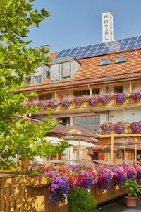 um hotel com um monte de flores na frente dele em Hotel Am Kamin em Kaufbeuren