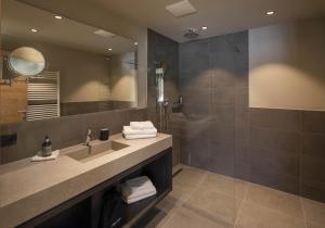 un bagno con lavandino e doccia di Berg & Golf Resort Westendorf by ALPS RESORTS a Westendorf