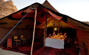 tenda con tavolo e candele di Campement Akka Nait Sidi - Tissint a Tissint
