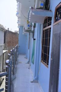 Rõdu või terrass majutusasutuses Bajrangbali guest house