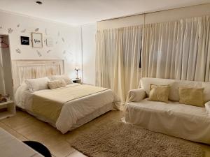 Una cama o camas en una habitación de Hermoso monoambiente en el centro de la ciudad Edificio San Francisco