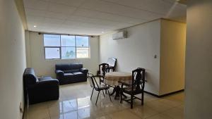 a waiting room with a table and chairs at Condominio 25 in Santa Cruz de la Sierra