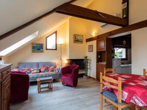 ein Wohnzimmer mit Sofa und Bett in der Unterkunft Maison Kervégan à 200m de la mer in Pleumeur-Bodou