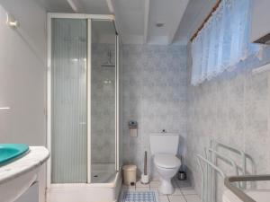 ein Badezimmer mit Dusche, Toilette und Waschbecken in der Unterkunft Maison Kervégan à 200m de la mer in Pleumeur-Bodou