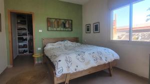 Beʼer OraにあるDesert homeのベッドルーム1室(白い掛け布団付きのベッド1台付)