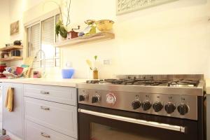 Beʼer OraにあるDesert homeのキッチン(ステンレス製のコンロ付) トップオーブン +10枚の写真