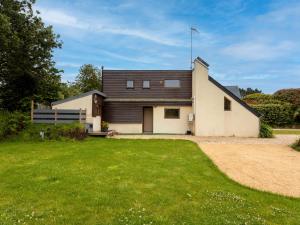 ein Haus mit einem grünen Rasen davor in der Unterkunft Maison Kervégan à 200m de la mer in Pleumeur-Bodou